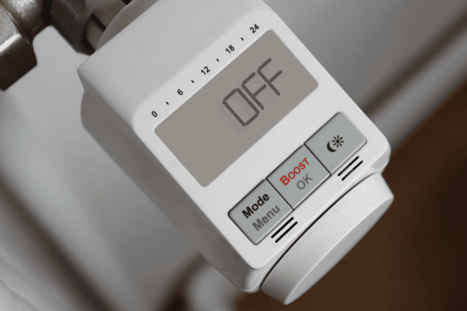 Modernes Thermostat an einem Heizkörper