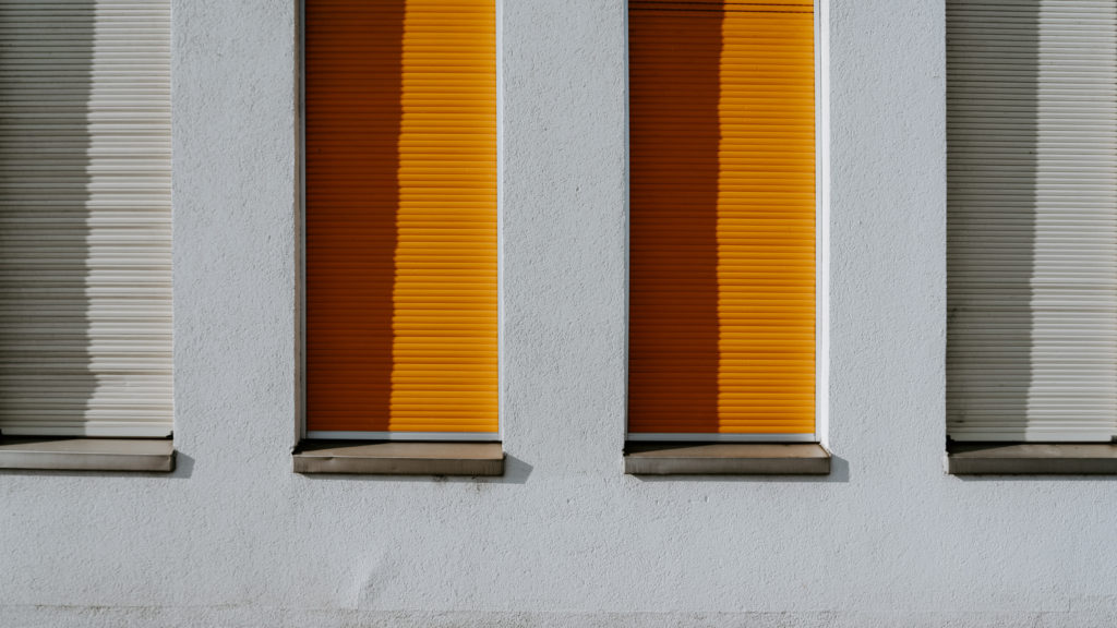 Ein Rollladen wird auch als Rollabschluss bezeichnet und bildet den zusätzlichen Abschluss eines Fensters oder einer Fenstertür an der Außenseite eines Hauses.