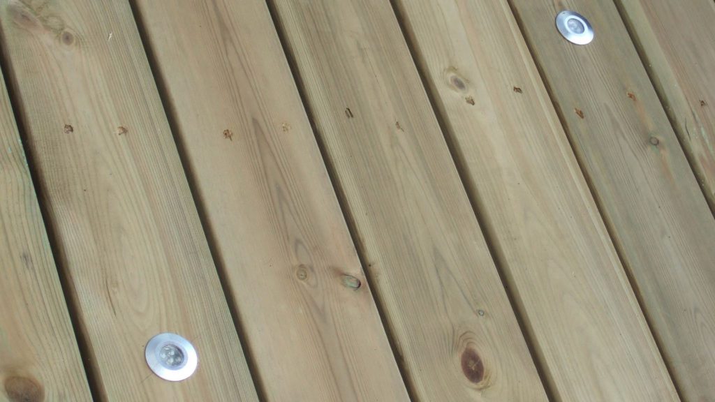 Bei Gartenmöbeln und Zäunen aus Holz sowie bei Holzterrassen kann die mitgelieferte Standard-Düse zu einem bösen Erwachen führen.